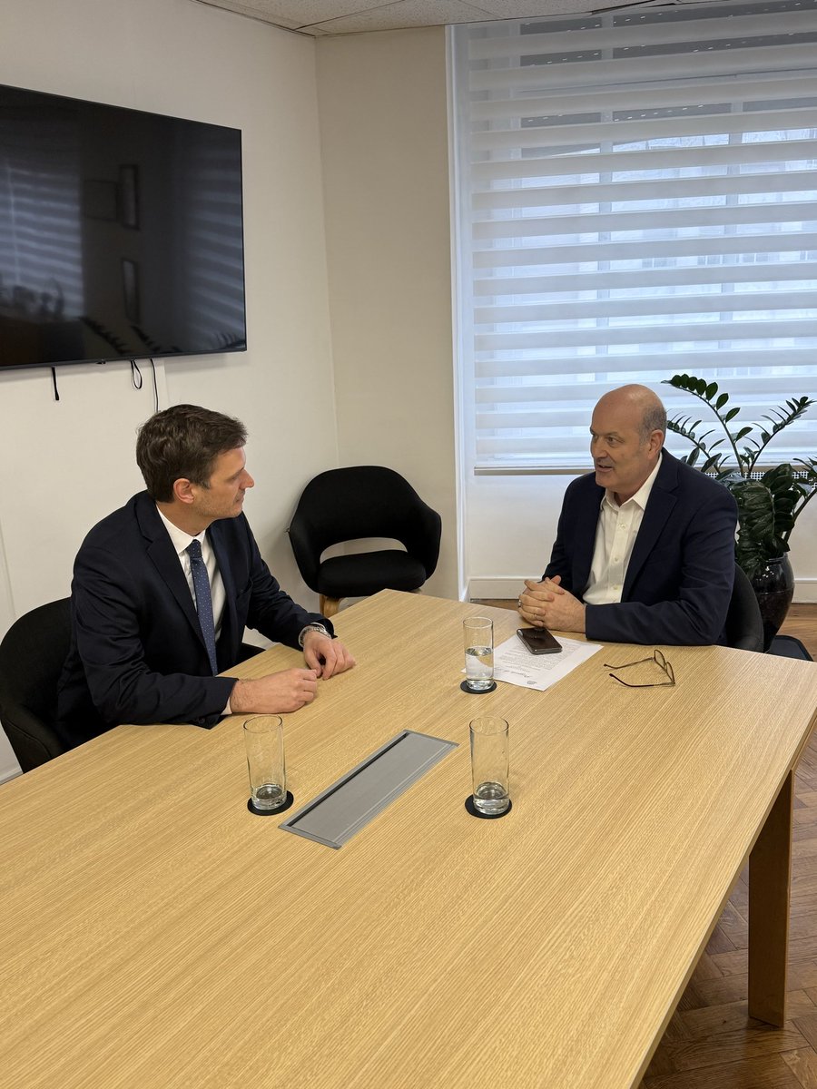 jsanchezwrba's tweet photo. Me reuní con el ministro @fedesturze para conversar sobre el proyecto de ley que impulsamos desde el Bloque PRO para habilitar la siembra en las tierras ubicadas al costado de las rutas nacionales.

Le manifestamos nuestra mirada sobre la necesidad de poner en producción miles de hectáreas que hoy permanecen ociosas y que pueden generar más actividad económica, sin afectar la seguridad vial. 

La iniciativa también permitirá mejorar el mantenimiento de las rutas y aprovechar de manera más eficiente los recursos de dominio público que hoy están desaprovechados.

Agradezco al ministro el tiempo y la predisposición para escuchar la propuesta. Nuestro compromiso es seguir impulsando medidas concretas que generen más producción y mejor infraestructura.