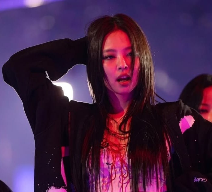 JENNIE BASE 🧛 tweet media
