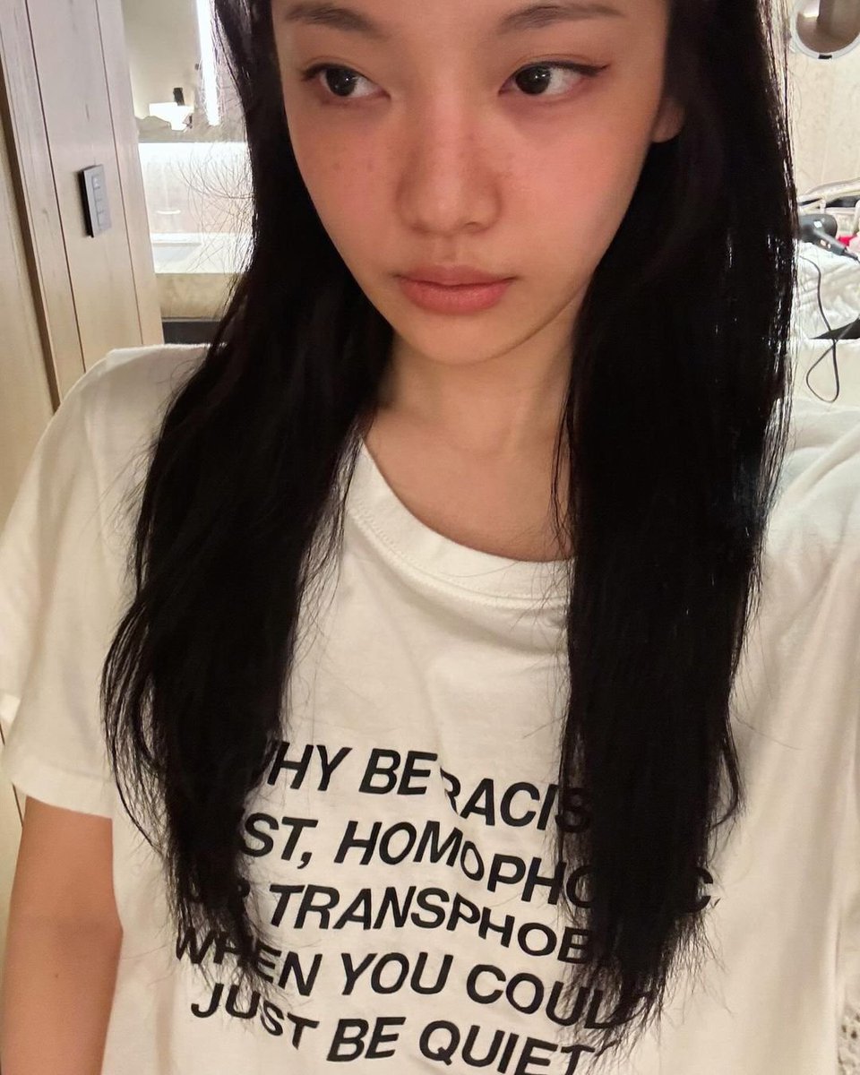 infoaespabr's tweet photo. Há dois anos, NINGNING quebrava a internet ao aparecer usando uma camiseta com a frase: “Por que ser racista, sexista, homofóbico ou transfóbico quando você pode simplesmente ficar quieto?” https://t.co/5pOiZyPACf