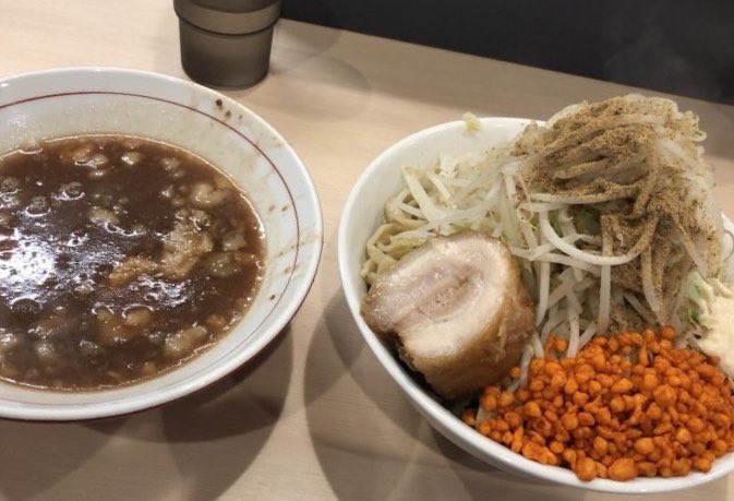 HIROYUKI_HONTEN's tweet photo. おはようございます！

6月2.日（火）

『 ６月限定メニュー全店提供開始 』

本日から6月限定メニュー全店で提供開始です！（内容は限定カレンダーをご覧ください）そしてなんと！！

㊙️『🍜鷹の目つけ麺🦅』提供開始してます！㊙️

待望の『鷹の目つけ麺』が昨日より一部店舗で限定メニューに加えて提供開始です！！

提供店は以下の4店舗になってます！

北千住店 ＠TakanomeKTSJ 
西巣鴨店 ＠TakanomeNSSGM 
明大前店 ＠TakanomeMDM 
蒲田店 ＠TakanomeKMT 

【 つけ麺購入方法 】
① いずれかの「 ラーメン 」の食券を購入！
② 100券を購入！
③ 提出時に「 つけ麺で！」と伝える ◀︎ ココ重要✨

つけ麺食べたいなーの声に応えて！ぜひぜひ🍜🦅

🚨 6月限定メニューラインナップ🚨

『 冷やし中華 』
『 冷やしたぬき 』
『 ネバネバまぜそば 』
『 冷やしビビン麺 』
『 冷やし明太とろろまぜそば 』

㊗️ 背脂ネギラーメンとんびの開店日決定 ㊗️

いよいよ来ました！公式発表！！

👉 ６月６日（土曜日） 👈

その日はもう今週末！！とっても楽しみです！みんなで川口乗って背脂ネギラーメンとんびへぜひぜひ🍜🦅

⚠️6月限定メニューカレンダー🗓️発行しました！

#ラーメン鷹の目
#ゴールデンタイガー公認
#高級卵のTKM
#本日最終提供日
#6月限定メニュー
#6月限定メニューカレンダー
#冷やし鷹麺
#新作
#ラーメン
#まぜそば
#つけ麺一部店舗で提供開始
#拡散希望
#二郎系
#川口に新店舗オープン
#背脂ネギラーメンとんび
#６月６日土曜日新規開店