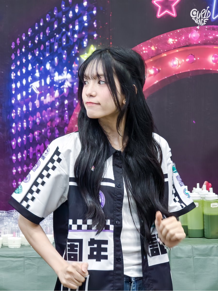 LUKSORNTHFAN's tweet photo. [💜💚] #BNK48CGM48OnCloud9Festival 

— ภาพบรรยาศ On Cloud9 Festival ในเมื่อวานที่ผ่านมากับลูกศร ขอขอบคุณแฟนคลับทุกคนที่มาร่วมส่งกำลังใจและมาเข้าร่วมเล่นบูธกับลูกศรตลอดทั้ง 3 ด้วยนะคะ ! 👊🏻

#LuksornBNK48 
#BNK48 https://t.co/GR3vdy7RhE