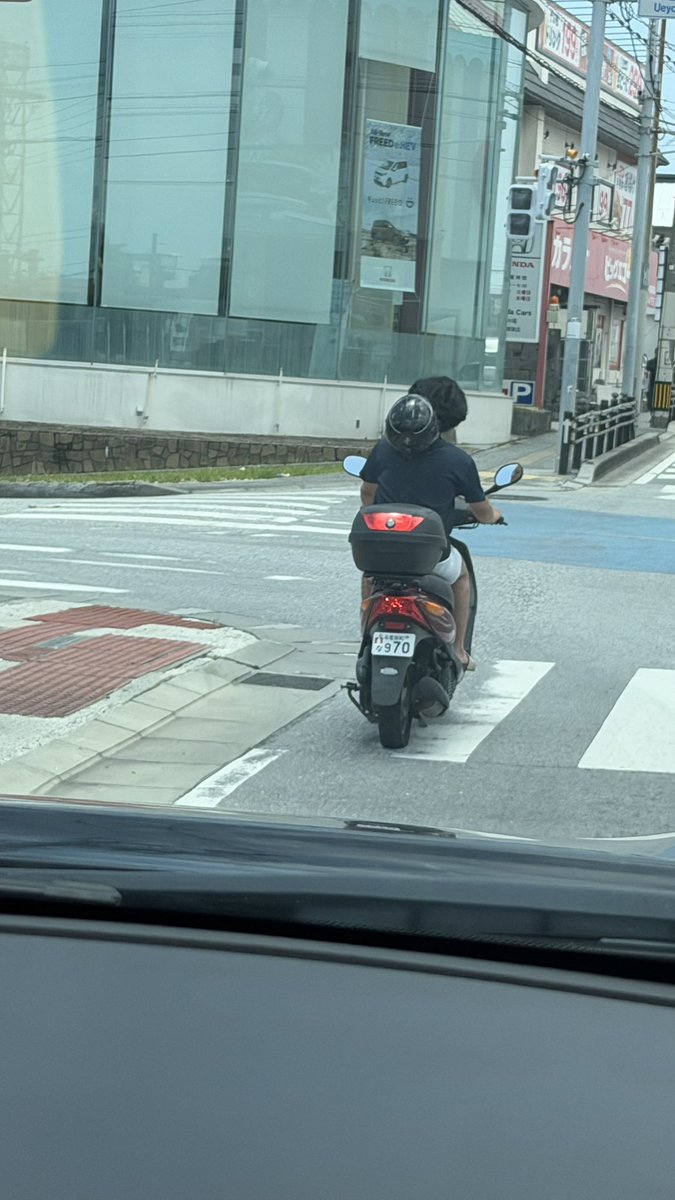PD_kentoto's tweet photo. @OPP_koutuu 
沖縄与那原警察の前を堂々とヘルメット着用せず👮🚓🚨"
他にも交通法違反の目撃いろいろありますが 沖縄警察は一体どうなっているのですか？
事故起こせば即死、県民の安全を守るのが警察なのでは？ https://t.co/0z48QRX9h2