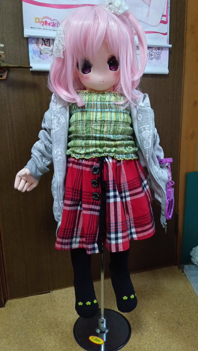 aroaling's tweet photo. フレキシブルハンガーと言うお店で帽子やバッグの展示に使う道具。中古屋で入手
Amazonでも数千円で売ってますが、ぬいドールのスタンドに。胴を挟む・U字にして股間を挟む等。
40～70ｃｍ支柱が調節可、140㎝までギリ行ける？支柱がぐりぐり傾けれるタイプだとバランスも取りやすいね

#ちっごどーる https://t.co/NezYM6m51m
