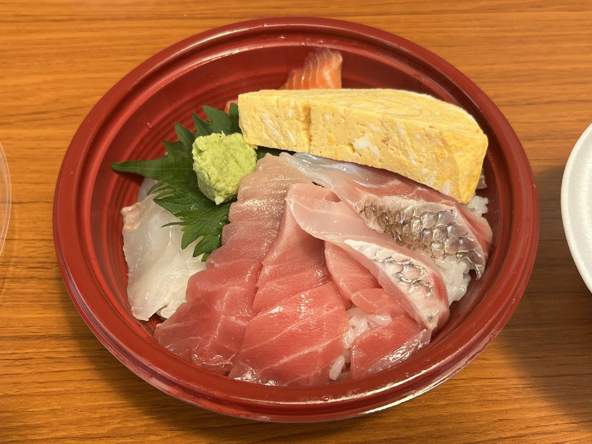 oka3eka3's tweet photo. 南三陸さんさん商店街にて
ロイヤルフィニッシュさんで
1,000円の海鮮丼とホヤ刺しをいただきマンモス♪
ホヤ刺しウンメー😆 https://t.co/xWJGzcqDo4