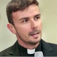 BeppeBort's tweet photo. Gli erodiani della pagina del Vangelo di oggi, insieme ai farisei, vogliono cogliere Gesù in fallo. Sanno bene che l’unico modo per metterlo seriamente nei guai è contrapporlo ai Romani. Per questo gli chiedono se sia lecito o meno pagare il tributo a Cesare. Quegli interlocutori sapevano benissimo che, qualunque risposta avesse dato, Gesù sarebbe finito in una trappola. Se avesse risposto di sì, avrebbe perso il favore del popolo. Se avesse risposto di no, avrebbe offerto ai Romani il pretesto per accusarlo.
Ma Gesù, come sempre, non si lascia intrappolare. Si fa portare una moneta e, partendo da quel gesto apparentemente semplice, offre una lezione immensa. «Di chi è questa immagine e l'iscrizione?». Quando gli rispondono: «Di Cesare», Gesù conclude: «Rendete a Cesare quello che è di Cesare e a Dio quello che è di Dio». Molto spesso queste parole vengono interpretate soltanto come una distinzione tra la sfera religiosa e quella civile. Ma il loro significato è ancora più profondo. La moneta porta impressa l’immagine di Cesare, e per questo può essere restituita a Cesare. Ma l’uomo porta impressa l’immagine di Dio. E ciò che porta l’immagine di Dio appartiene a Dio.
In pratica, Gesù sta dicendo che il potere, il denaro e le strutture di questo mondo possono esercitare una certa influenza sulle cose, ma non possono mai possedere veramente una persona. L’essere umano è libero proprio perché appartiene a Dio. È una lezione di straordinaria attualità. Noi corriamo sempre il rischio di valutare le persone secondo criteri economici, sociali o utilitaristici. Gesù invece ci ricorda che il valore di una persona non deriva da ciò che possiede, da ciò che produce o dal ruolo che occupa.
Ogni uomo e ogni donna hanno una dignità che nessun potere può comprare e nessuna autorità può confiscare, perché sono stati creati a immagine e somiglianza di Dio. Il Vangelo di oggi ci invita allora a non confondere mai il denaro con le persone, il valore con il prezzo, l’avere con l’essere. Le monete possono appartenere a Cesare. Ma tu appartieni soltanto a Dio e quindi sei libero.
L. M. Epicoco (https://t.co/kaeHyZNHFc)