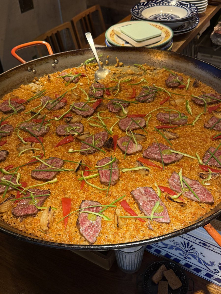chome007's tweet photo. 渋谷でランチ限定で特大パエリア食えるのヤバい https://t.co/jx595CAmUS