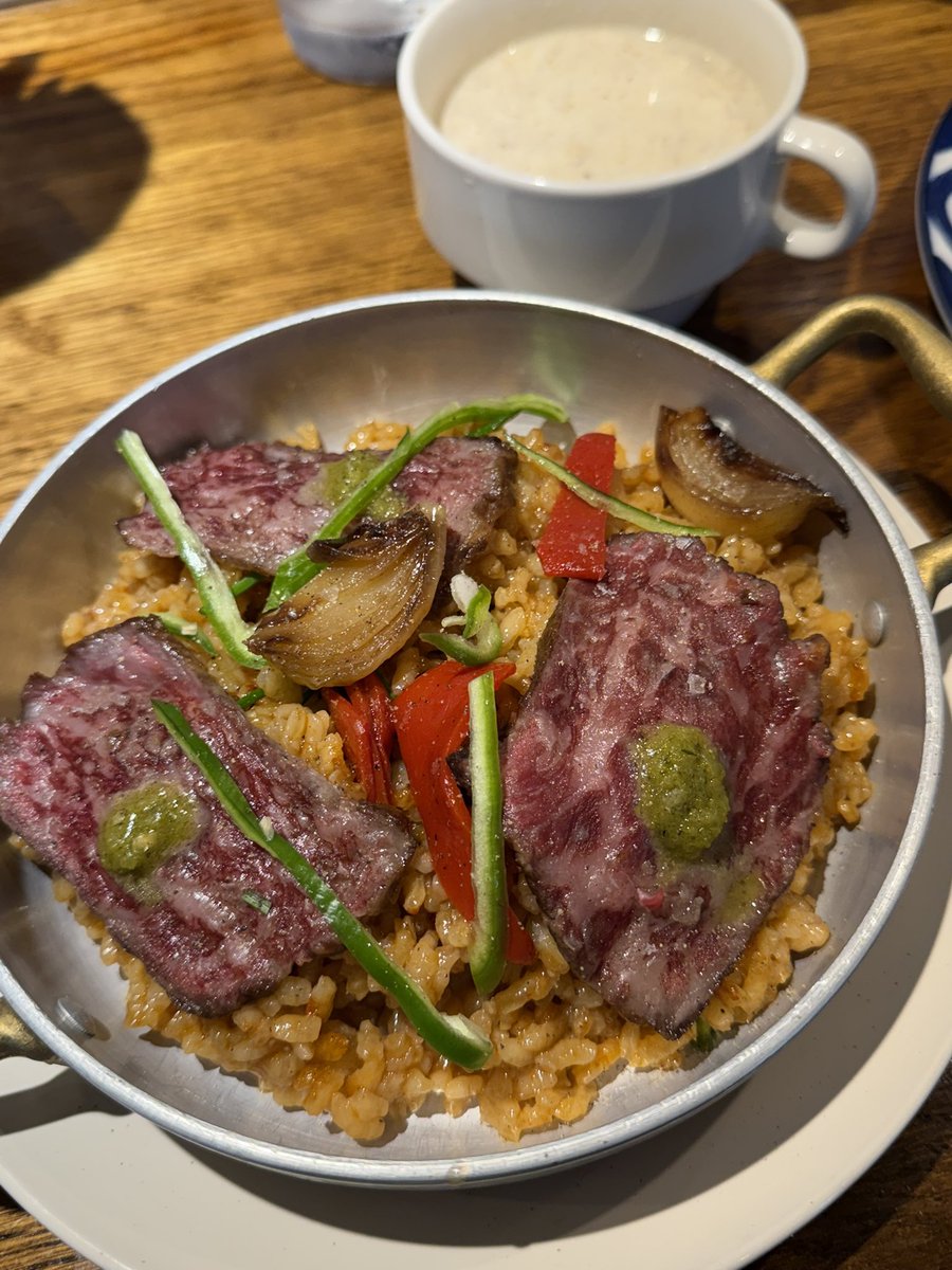 chome007's tweet photo. 渋谷でランチ限定で特大パエリア食えるのヤバい https://t.co/jx595CAmUS