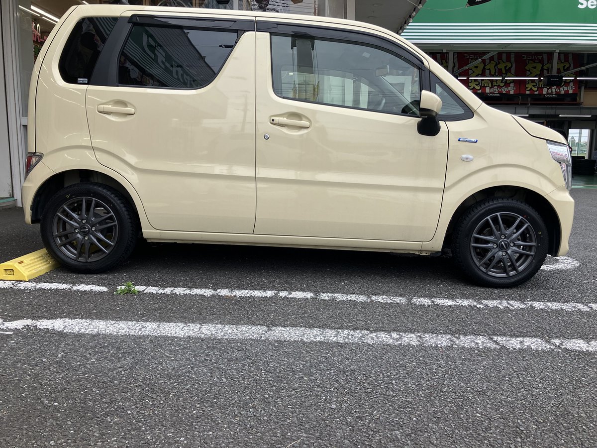 tg_isesaki's tweet photo. ワゴンRへオールシーズンタイヤをお取り付け。
ブルーアース4Sで通年ラクラクドライブです!
(凍結路面は走行不可)
#スズキ #ワゴンR #ヨコハマ #ブルーアース #AW21 #タイヤガーデン https://t.co/sRPyWlXKql