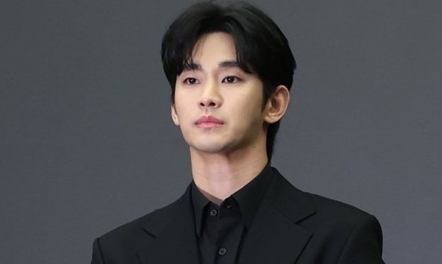 hallyuforums's tweet photo. #KimSooHyun's return under consideration; attorney says "His return to his daily life is the top priority".

Kim Soo-hyun's attorney, Ko Sang Rok, shared on YTN Radio that the actor and his agency are carefully considering the details of his return. He stated, "The actor suffered huge damage from cyber crimes and currently in the process of restoring his honor. His return to his daily life is the top priority." He also added, "We are being cautious, but the agency is carefully considering the specific details."

Addressing the ongoing legal battle and public scrutiny, Ko Sang Rok said, "Rather than getting fixated on the figure of 30 billion won - while that is important right now - as the truth is being revealed, it is more important for our society to warmly welcome and support the actor so that he can return to his original place. That kind of attitude and atmosphere is what matters more." He further stated, "In any case, we will do our best to support him until the end so that the actor can stand before the public again through his work." via Korean Media

#HallyuForums #Hallyu