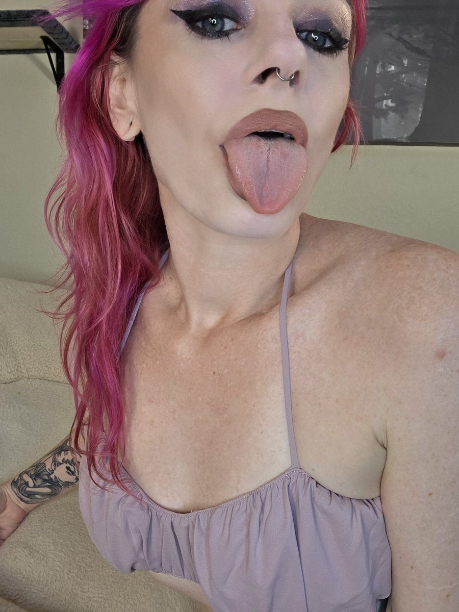 RoxyRawk's tweet photo. Let me lick you https://t.co/luyeWSrNTP