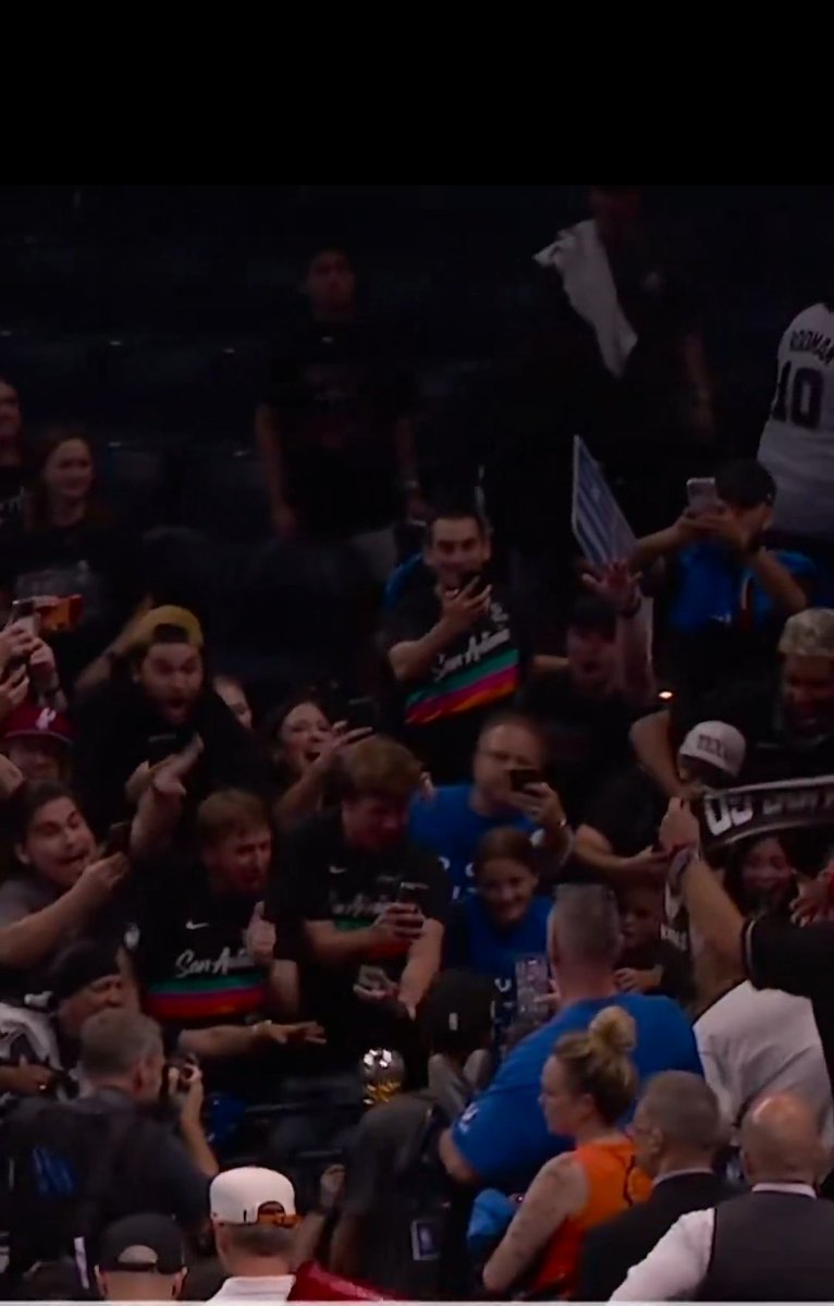 fvckldotsdot's tweet photo. @mynameis_kaylee this the point where he pulls it back and those were very clearly guys wearing spurs gear. don't get it fucked up though, when I thought he pulled it away from OKC fans I thought it was hilarious 🤣 🤣 🤣 but upon further inspection it (unfortunately) seemed not to be the case. https://t.co/kAf8A9Nx6S