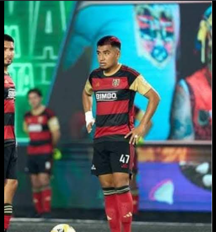 Bot5_'s tweet photo. @FcTribunaKL El ADN Peluche haciendo de las suyas como siempre https://t.co/gpL4zjyBSh