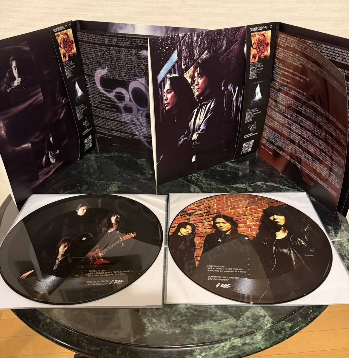 RecordsZac's tweet photo. 【限定盤2枚組　ピクチャー盤 好評発売中】

ピクチャー盤（ピクチャーレコード）は音質重視の45RPM仕様。

盤面にオリジナルメンバーの貴重なフォトデザインが施された特別なアイテムです。

音楽を聴いて楽しむだけでなく、インテリアとして飾って楽しめる美しいデザインも魅力。

アート性の高い仕上がりで、限定版・記念盤ならではの特別な存在感を放ちます。

音とビジュアルの両方を楽しめる、価値の高い一枚です。

数量限定につき無くなり次第通常盤になります。
お早めにお求めください。

#ZACrecords
#BOWWOW
#ピクチャー盤
#ピクチャーレコード
#アナログレコード
#限定盤
#コレクターズアイテム
#45RPM