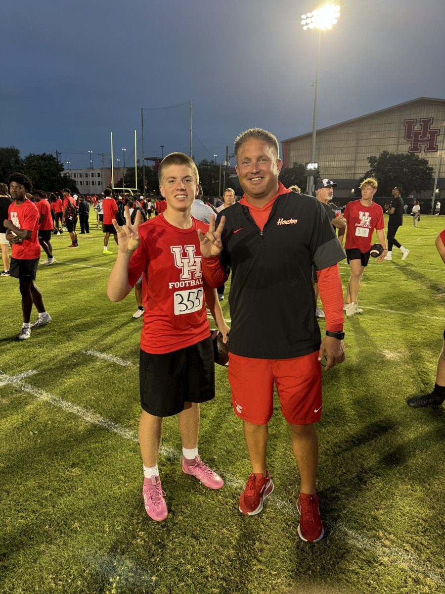 denvernilson2's tweet photo. Had an amazing time at the UofH Camp Tonight ! #GoCoogs #Qb1 @UHCougarFB 

@CoachKRHarrison @CoachFocke @CoachShawnBell @CoachWEFritz @Coach_Nagle @iam_alinedouard @QBHitList @7MichaelBishop @247Sports @SC_BulldogFB https://t.co/66bqAGonVG
