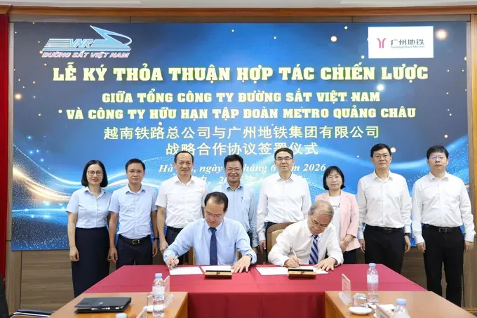 AShow71739's tweet photo. Vietnam Railways (VNR) and Guangzhou Metro Group (GMG) signed a strategic cooperation agreement in Hanoi on June 1 to strengthen cooperation in rail transit development, operations, and training. 🚆🇻🇳🇨🇳

#Railway #Metro #Vietnam #China #RailTransit https://t.co/UKLCQlX36r