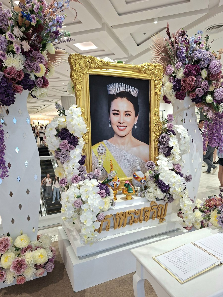 Joyly's tweet photo. ทรงพระเจริญ 🙏🏻💜 

เมื่อวานนี้ได้มีโอกาศ ไปที่ Dusit Central Park เดินเข้ามาก็พบกับภาพที่เห็นนี้เลยค่ะ 😊✨️ สวยมากๆ งดงาม 🙏🏻

ขอพระองค์ทรงพระเจริญ ยิ่งยืนนาน 🙏🏻👑💜

#สมเด็จพระนางเจ้าฯพระบรมราชินี #เรารักสถาบันพระมหากษัตริย์ https://t.co/Ca9AwFCVBh