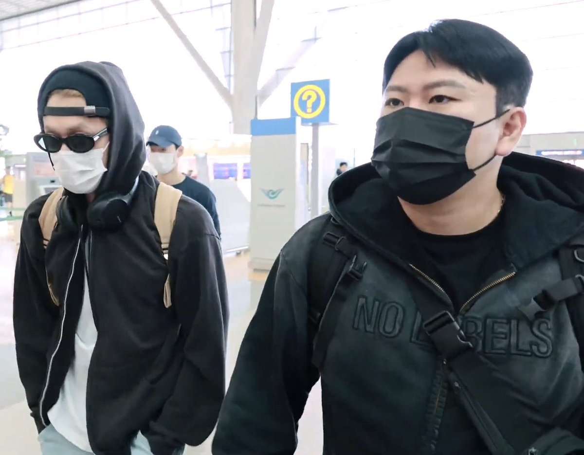 loopszzn's tweet photo. Yeonjun is going to Prague and Jisoo nim is wearing a no lapels jacket 😵‍💫 this is definitely for no lapels https://t.co/cA5qwUNoXM