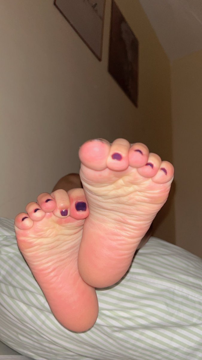 Daiseesy's tweet photo. purple toes and wrinkled soles #soles #toes #feetfetısh #footfetısh #findom #femdom #feetseller #asianfeet https://t.co/FIGSkfZQAc