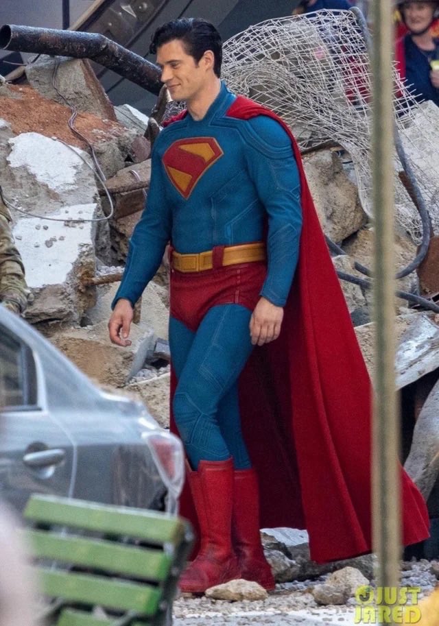 EverythingDCU_'s tweet photo. The symbol looks bigger, suit is tighter and the collar is also altered in the suit https://t.co/YwhCFSKPyX
