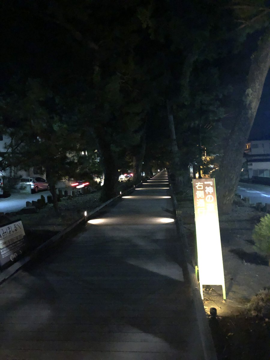 PaperWeight's tweet photo. バスで夜に行ったら真っ暗で怖かった😱 https://t.co/McLiIlX9yP