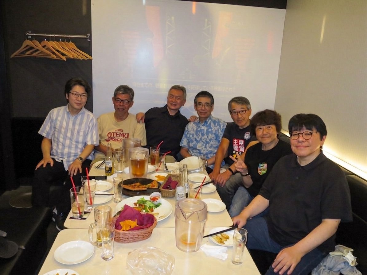 olymposcassis's tweet photo. 日曜日に恒例となっている還暦お祝い会を行った｡ 番組放送から今年で38年。
還暦の2人には番組ロゴ入りのスマホ充電器を贈呈し､かつて出演したクイズ番組のビデオを鑑賞｡ 『大江成人��んVS永田喜彰さん』のアタック25などを見ながら､楽しい一日を過ごした｡ 
この日を迎えられなかった仲間の分も頑張って生きないとね。
#ウルトラクイズ