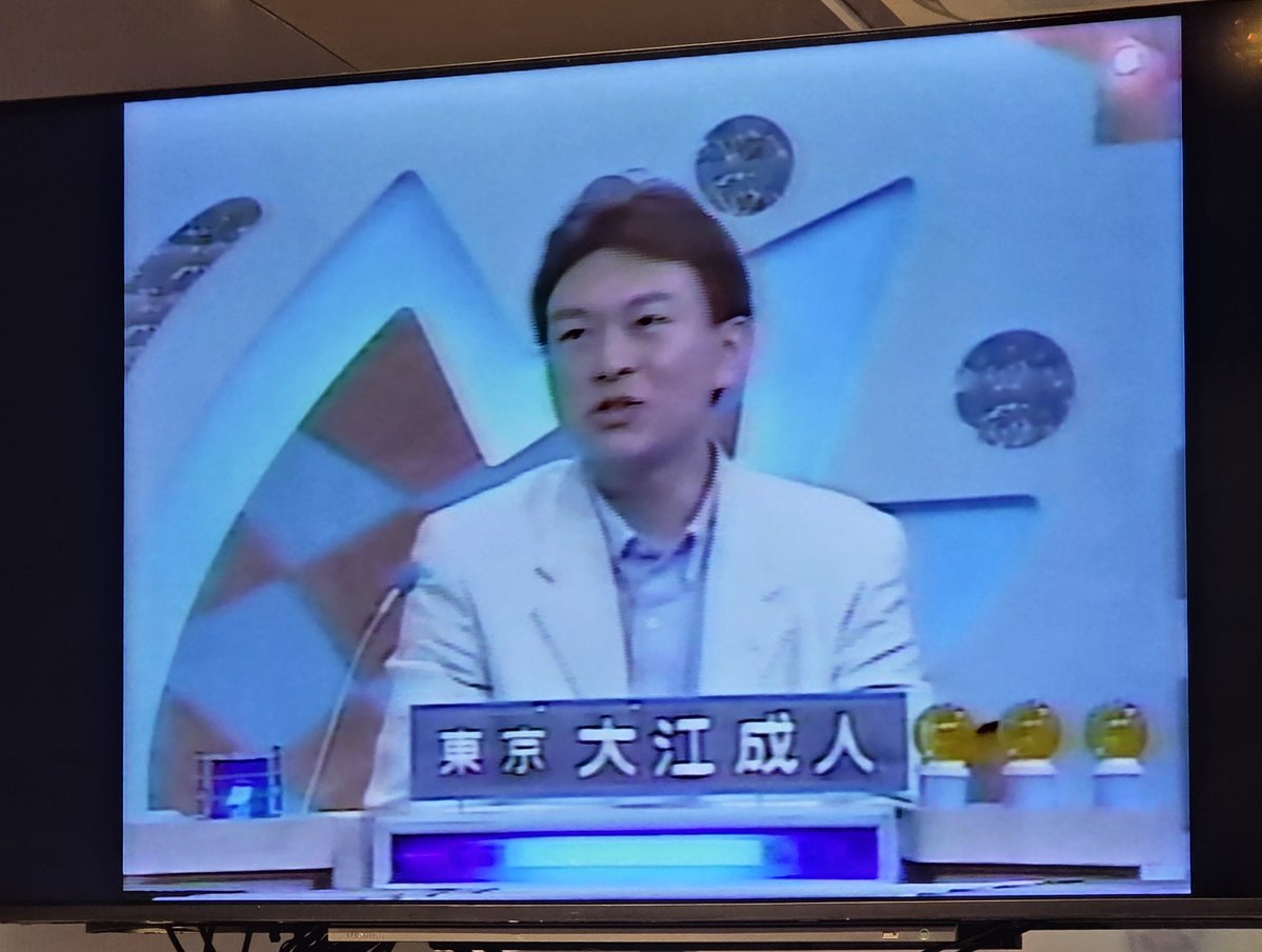 olymposcassis's tweet photo. 日曜日に恒例となっている還暦お祝い会を行った｡ 番組放送から今年で38年。
還暦の2人には番組ロゴ入りのスマホ充電器を贈呈し､かつて出演したクイズ番組のビデオを鑑賞｡ 『大江成人��んVS永田喜彰さん』のアタック25などを見ながら､楽しい一日を過ごした｡ 
この日を迎えられなかった仲間の分も頑張って生きないとね。
#ウルトラクイズ