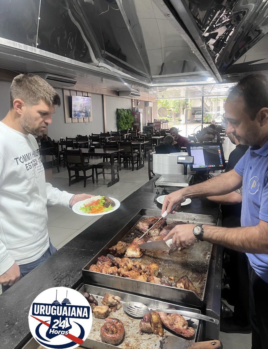 soccergfbpa's tweet photo. Simplesmente Walter Kannemann numa churrascaria em Uruguaiana nesta segunda-feira: 

📸 Uruguaiana 24hrs https://t.co/HaSW5LaIvw