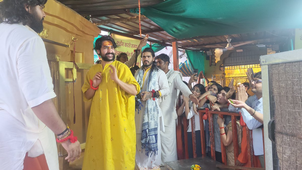 bageshwardham's tweet photo. अपने आराध्य बालाजी सरकार के दर पर पूज्य गुरुदेव https://t.co/kNgOTEpZxu