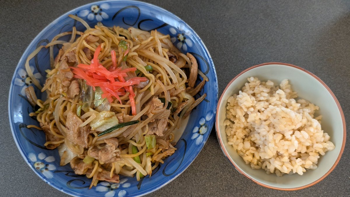 40Blender2's tweet photo. 減量中だけど"焼きそば食べたい"ってなって
麺:野菜=1:1で罪悪感削減
＋玄米ご飯を少々

「ご飯が余計だ」という関東人の声が聞こえそうだが、焼きそばと小ライスはラーメン半チャーハンと同じできり離せません https://t.co/WXSsVJK5np