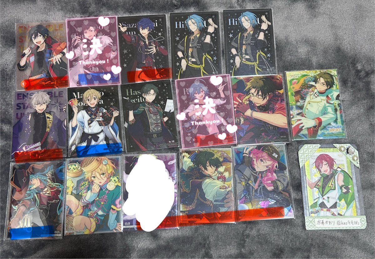 kao99Ms's tweet photo. @Ayasan_trhk 初めまして、こんにちは。検索よりお声がけ失礼いたします。
当方こちらの真.斑.HiMERU.巽を所持しております。画像をお借りして印をつけたものと郵送にて交換可能なものはございますでしょうか？真は推しですが整理のためお譲りに出しております。また缶バッジは同レア同士の交換希望になります。
⬇️ https://t.co/Eetxta0Yh3