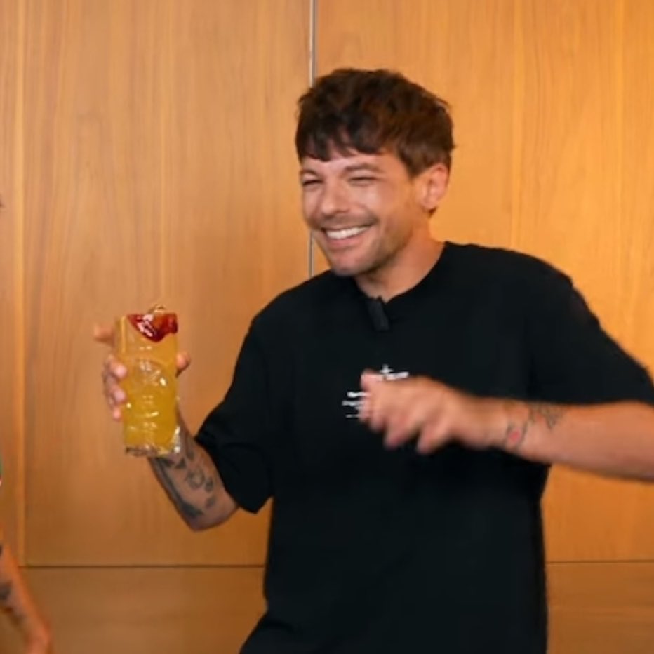 anglsfIyy's tweet photo. me da tanta ternura que louis cada que se ríe se le achinen los ojos https://t.co/7tRELONZ2H