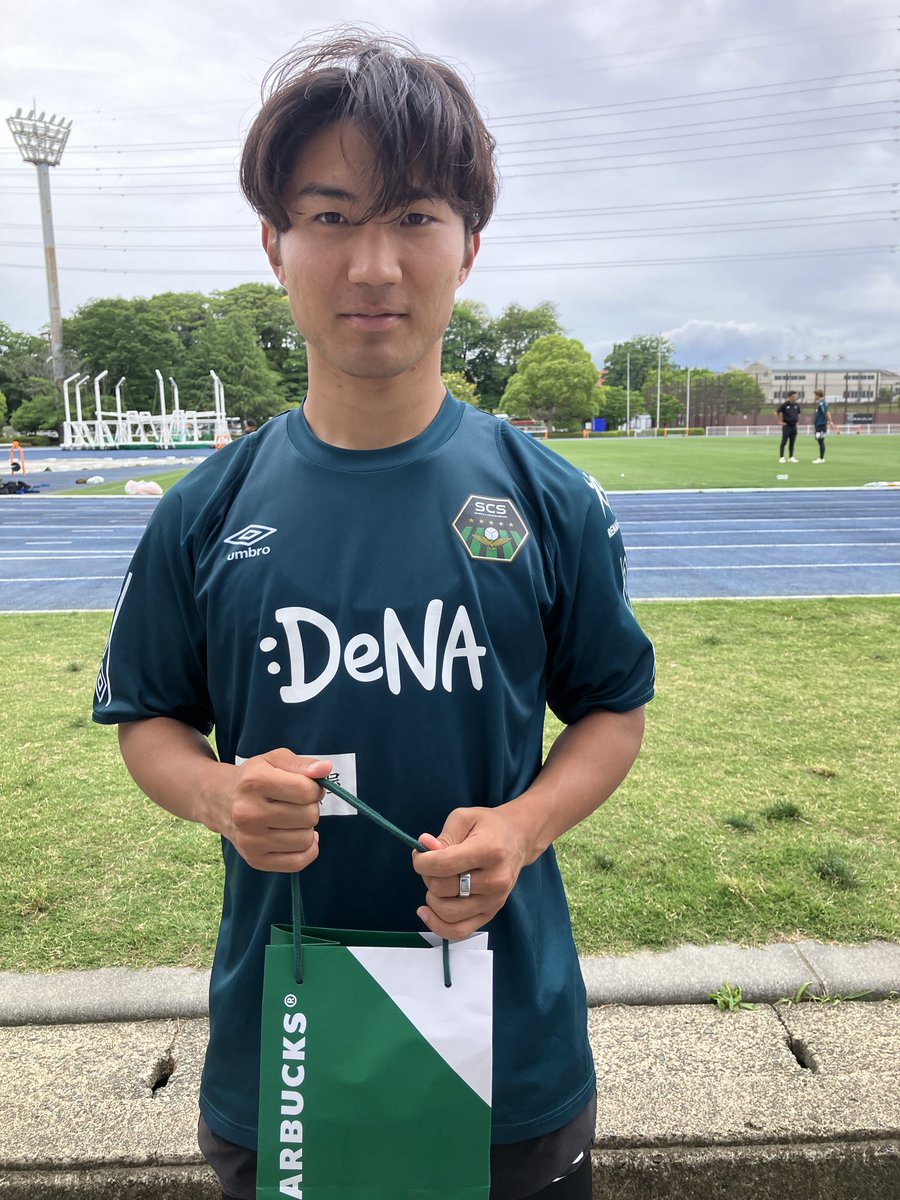 SC相模原ウィンドブレーカー SC相模原の公開練習後、沖田空選手にミニサイン色紙・カードにサインを