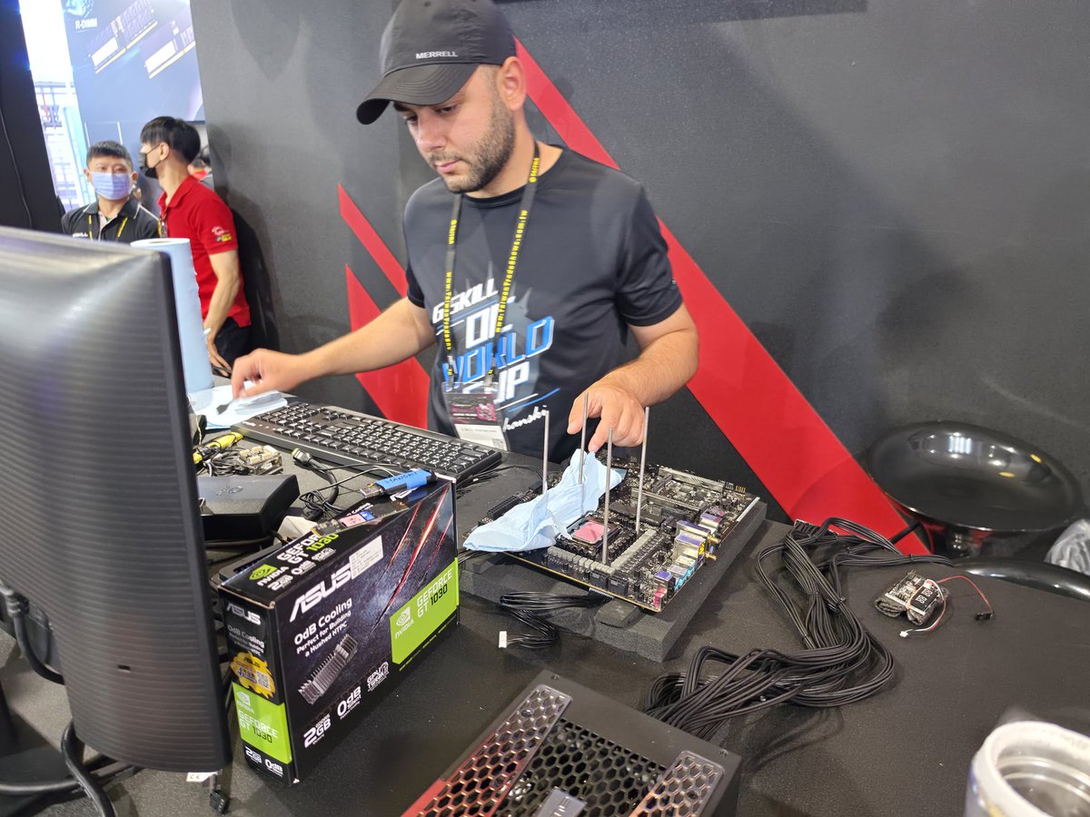 madness727's tweet photo. First day of G.Skill OCWC kicking off
Alva "Lucky_n00b" testing Dual RTX5090 Lightning on LN2 https://t.co/R1BgBSpvJv