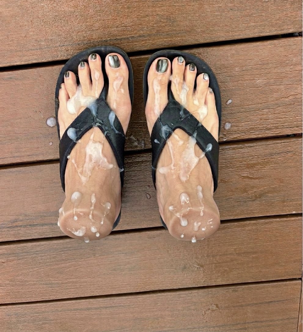 TylerBron2's tweet photo. She couldn’t miss this opportunity to catch some loads on her sexy soles even when she’s not around 😈😈😈

@BarefootNaughty https://t.co/lPCNPJdR2s