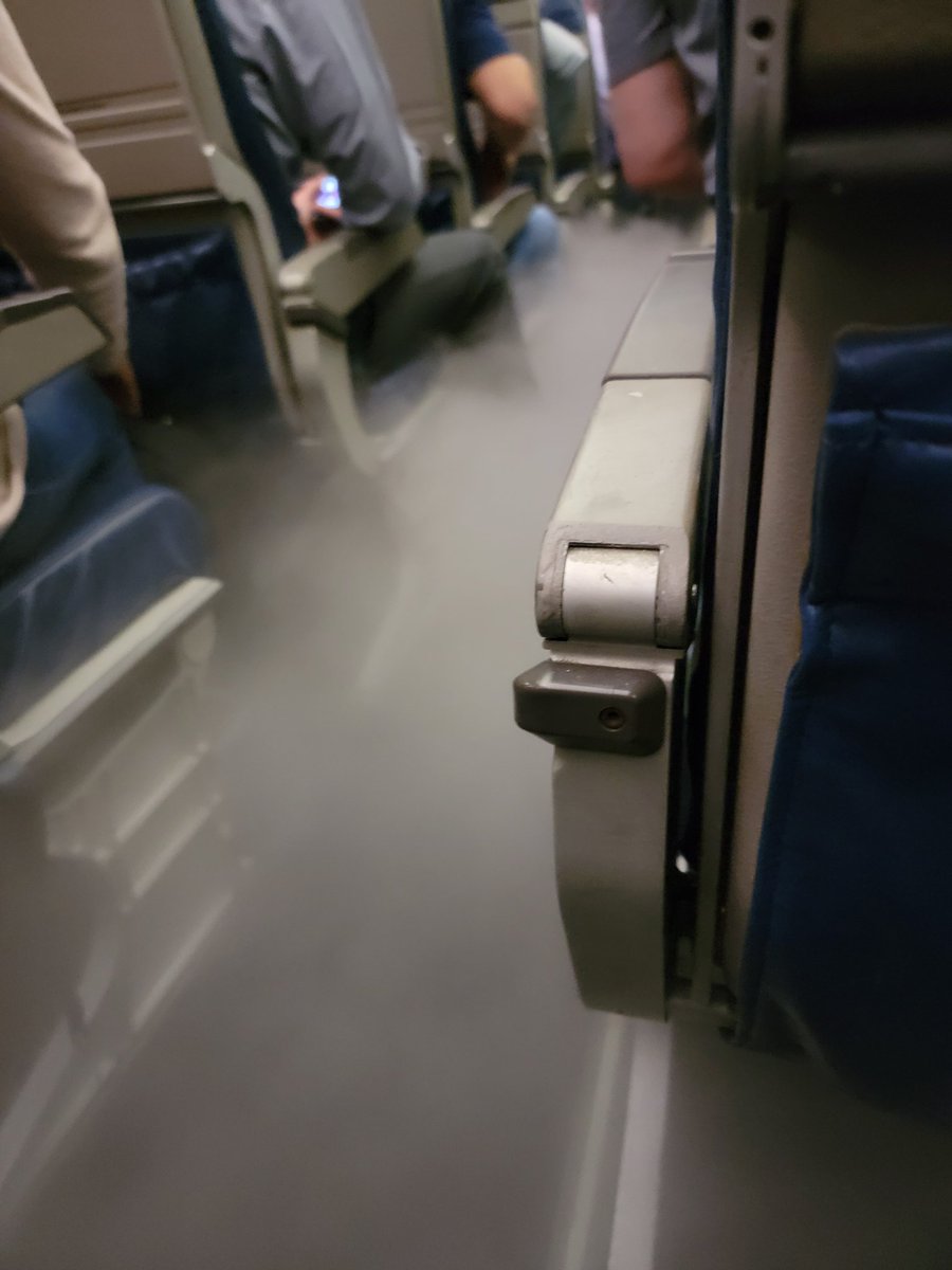 LP_Rebekah's tweet photo. @diservations Check this out from a summer  flight into Ohio . Plane had floor vents, so same principle but like some sort of killer fog. https://t.co/LhJqBroIAo
