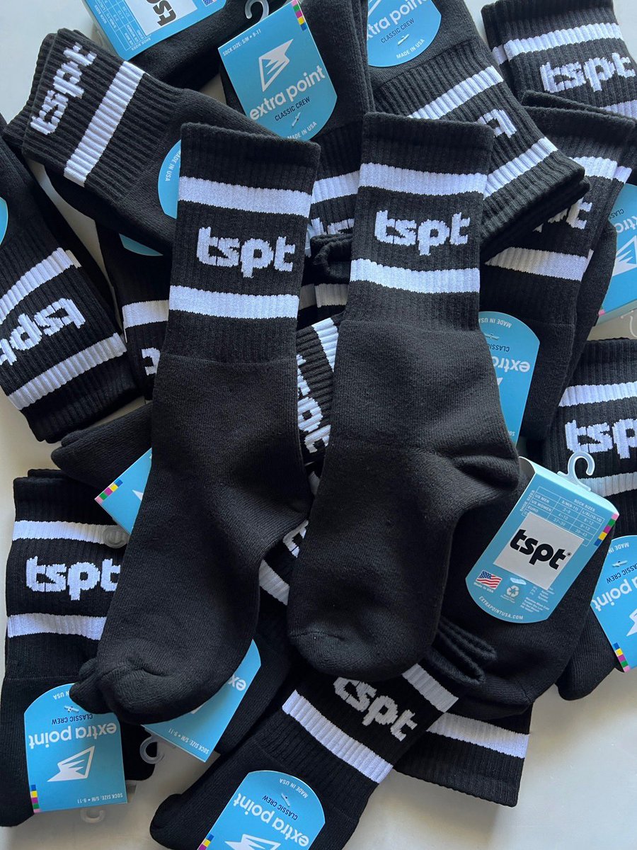 EACH_TIME's tweet photo. 【3店舗限定アイテム】

TRANSPORT
“tspt Pack”

tsptロゴをあしらった、USコットンを使用したT-SHIRTとSOCKS。
Cozy House、RAAH、EZ DO MARKETの3店舗限定で販売します。

⸻

6/7(日)発売 https://t.co/8VZBJefLuR