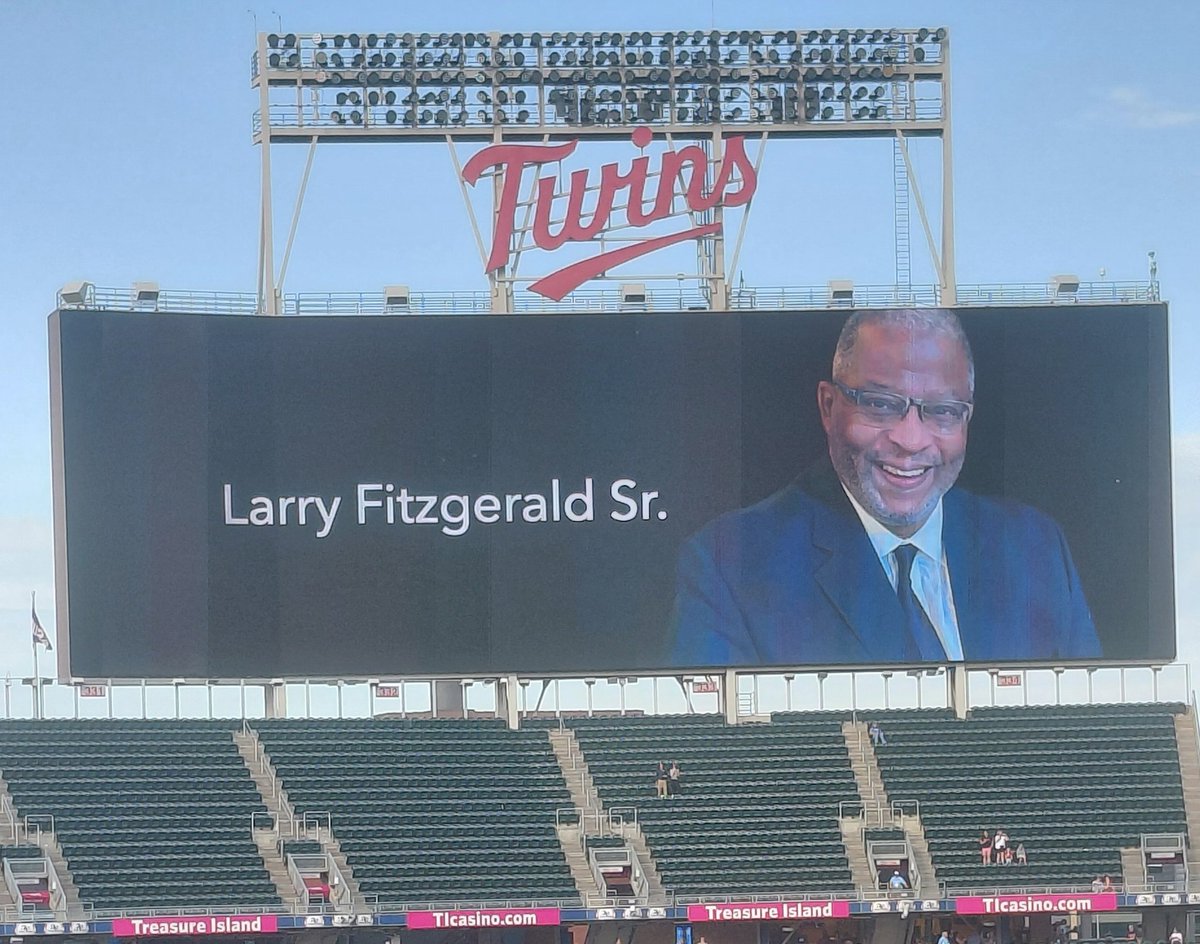 chjournalist's tweet photo. Our diversity scoreboard is silent tonight as we lost Larry Fitzgerald Sr. a longtime Black sports journalist on radio &amp; print.  The Twins honored him prior to Monday's game against his hometown Chicago White Sox. We sat together as longtime collegues &amp;  competitors https://t.co/8Pg9cE6TOX