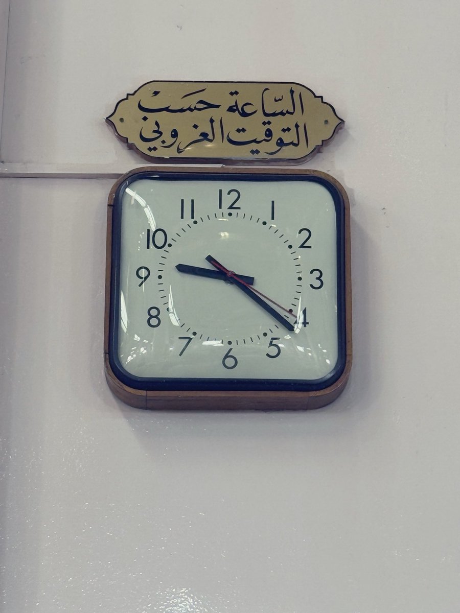 saadalzh's tweet photo. صورة تم التقاطها الساعة الـ 3:20 صباحًا، وتوقيتها الظاهر الـ 9:22 ليلًا.

وتشير الساعة إلى الوقت بناءً على نظام زمني قديم؛ يبتدئ به اليوم مع غروب الشمس.

اهتمام مميز بالموروثات الثقافية في المسجد النبوي بالمدينة المنورة. https://t.co/j407MGS6og