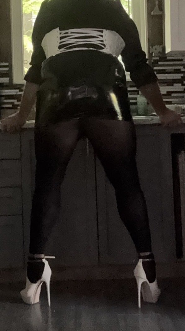 ThighbootMstr's tweet photo. Mistress is out with a girlfriend tonight , left me home alone to do the dishes . #flr #cdhubby https://t.co/NA4LLO6erL