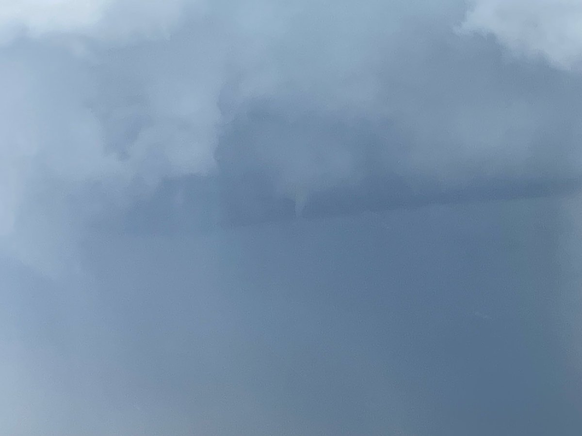 sdantwx's tweet photo. A collection of phone captures from today’s mildly entertaining funnel cloud outbreak across the palmer divide 🤷‍♀️ https://t.co/xX2o4Gpzb9