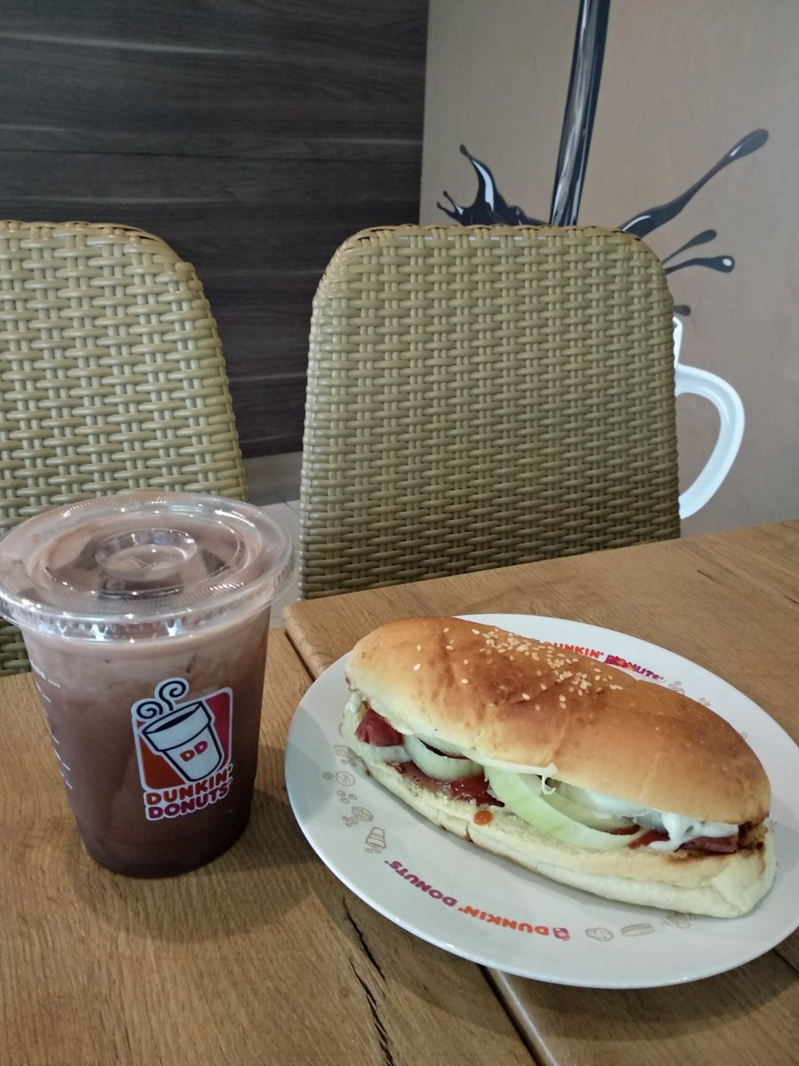 decoraysca's tweet photo. @RichHealthyFun @dunkindonuts Ngubek-ngubek gallery. Boston sandwichnya juara sih. Kangen banget. Sempet ada pizza juga. https://t.co/5NETdS3qcb