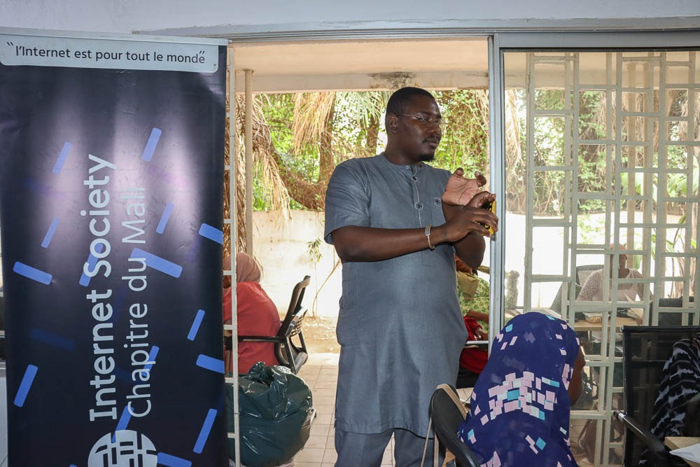 isocml's tweet photo. #DDCN_4
Fin du online. Place au présentiel !🚀
Coorganisé par @isocml et le #ComplexeNumerique de Bamako, avec le soutien de @onufemmesmali et de la @ISOC_Foundation.
Les filles, au cœur des métiers de l’#Internet, attaquent leur 1ʳᵉ journée pratique avec une passion débordante. https://t.co/1GAbKZbvhY