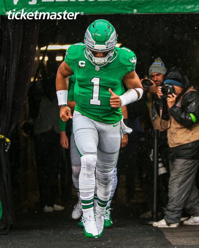 ConnorRJHigh's tweet photo. Let’s ride🦅🦅 #FlyEaglesFly https://t.co/t85lfcYCRZ
