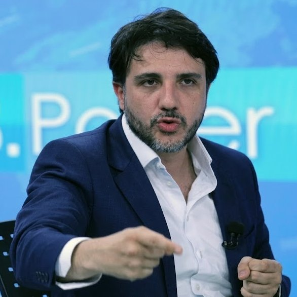 republiqueBRA's tweet photo. 💪🏻 💵 Renato Cariani parabeniza o pré-candidato à Presidência Renan Santos por propor, caso eleito, permitir que cidadãos deduzam do Imposto de Renda gastos com academia, personal, pilates, lutas e suplementos, visando aumentar a longevidade e reduzir as filas do SUS. https://t.co/cYT4jU5rjw