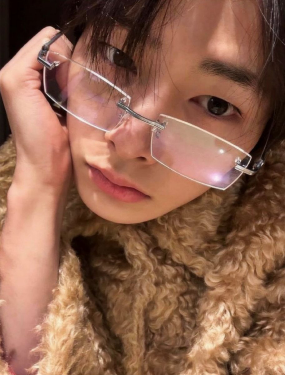 top_ayen's tweet photo. my pouty girlfriend :(( https://t.co/F1rEGLwzMo