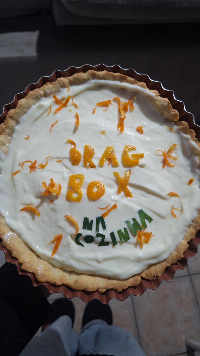 emmiako's tweet photo. Torta de limão feita com o limão do pé que tem aqui em casa. Chamamos de limão bergamota aqui no RS. E com o resto da massa fiz uma mini tortinha de queijo.
#DragBoxNaCozinha
#dragbox
@drag https://t.co/pXXottpi9Z