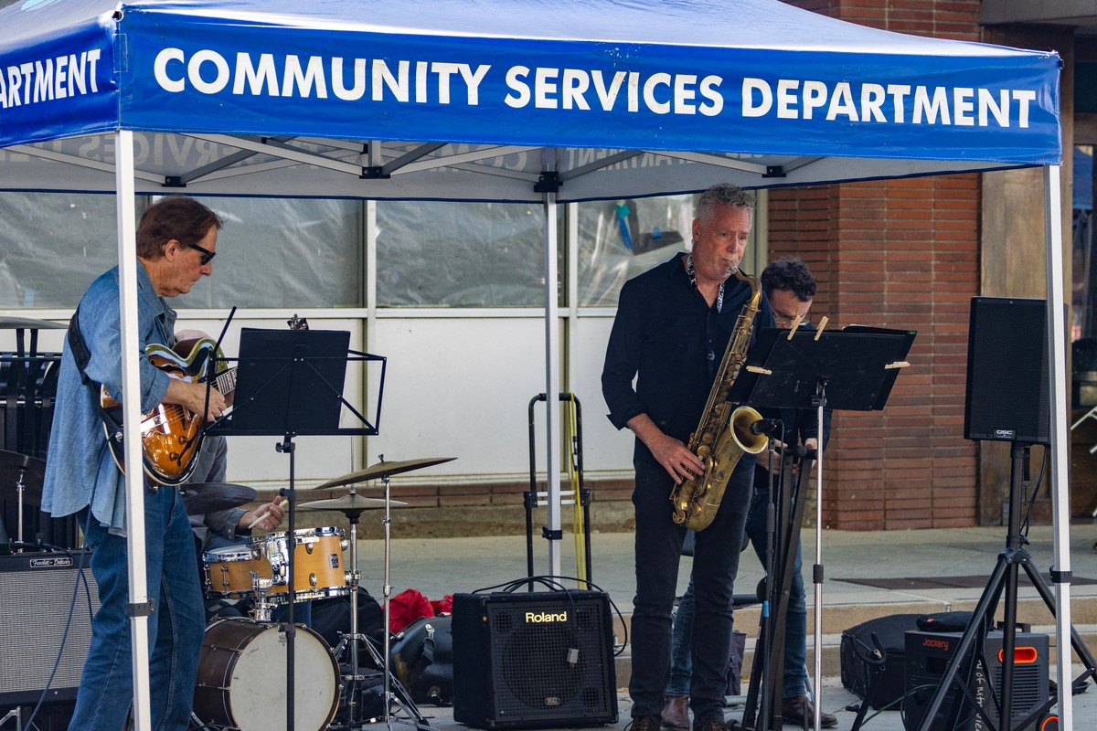 MountainViewGov's tweet photo. The 2026 Music on Castro series continues in June with performances held every Wednesday from 5 to 6:45 p.m. in Downtown Mountain View.

The lineup for June includes:
June 3: David Landon
June 10: Hit Collective
June 17: JazZ Cats
 June 24: Rick Sanders https://t.co/nnaxmuMajE