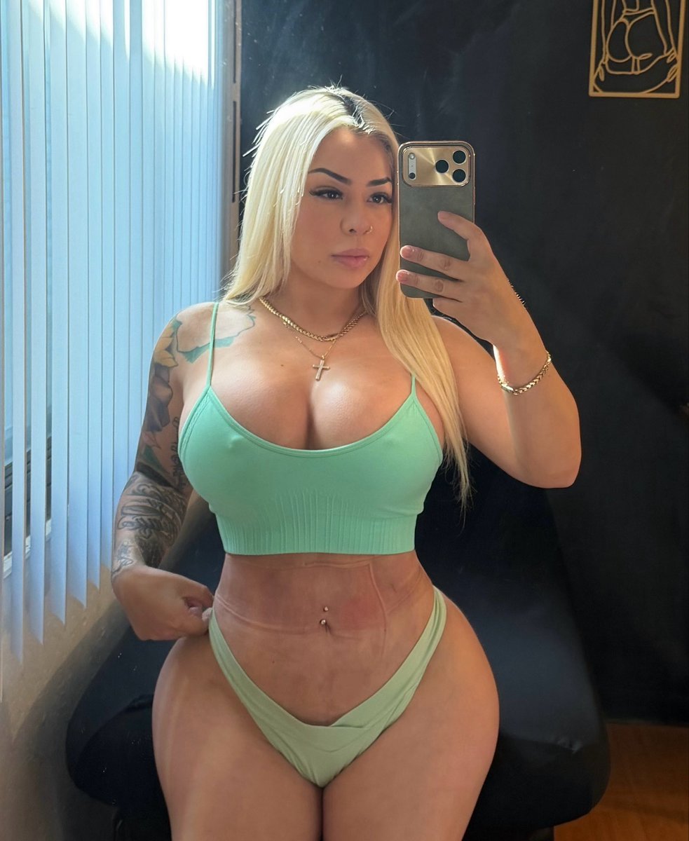 Poison_eli's tweet photo. Serving curves from every angle 😘  #OnlyFans #latina https://t.co/Z9auSeYmGH