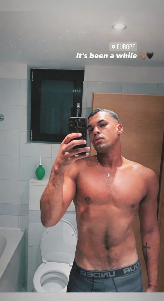 fernpobb's tweet photo. La loca de Josh una vez sin querer publicó esta foto en su instagram  y no se dio cuenta que atrás estaba ese enema verde que sirve para hacer lavado anal JSJAJAJAJAJA 😭😭😭 #LCDLF6 https://t.co/Mf8Q2zODU9