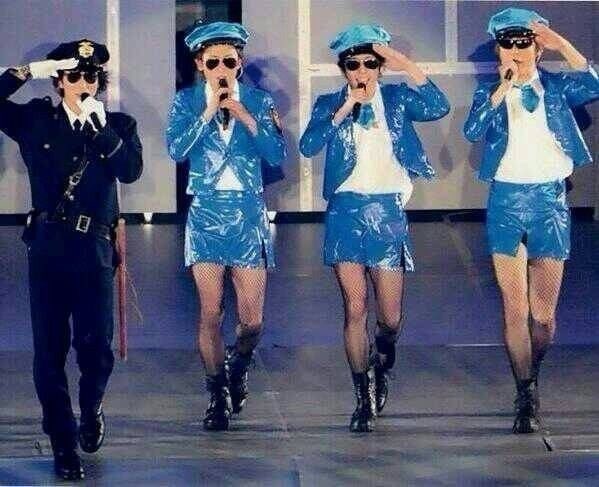 milomnn's tweet photo. 櫻井くんの誕生日サプライズでT.A.B.O.Oに合わせてミニスカポリスで登場しお祝いした4人(生足事務所NGで網タイツ着用)
#私の好きな嵐 https://t.co/Cw0NXEhjBq